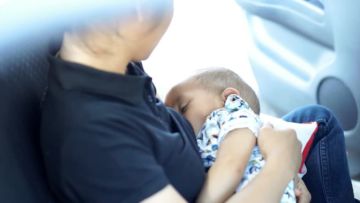 8 Tips Tetap Lancar Menyusui di Momen Mudik Lebaran. Stok ASI Aman, Ibu dan Bayi Senang
