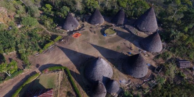 Desa Wae Rebo dengan pesona tujuh rumah adat yang berdiri kokoh