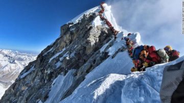 Terjebak Antrian Pendaki di Everest, Dua Pendaki Harus Meregang Nyawa. Serem Banget ya!