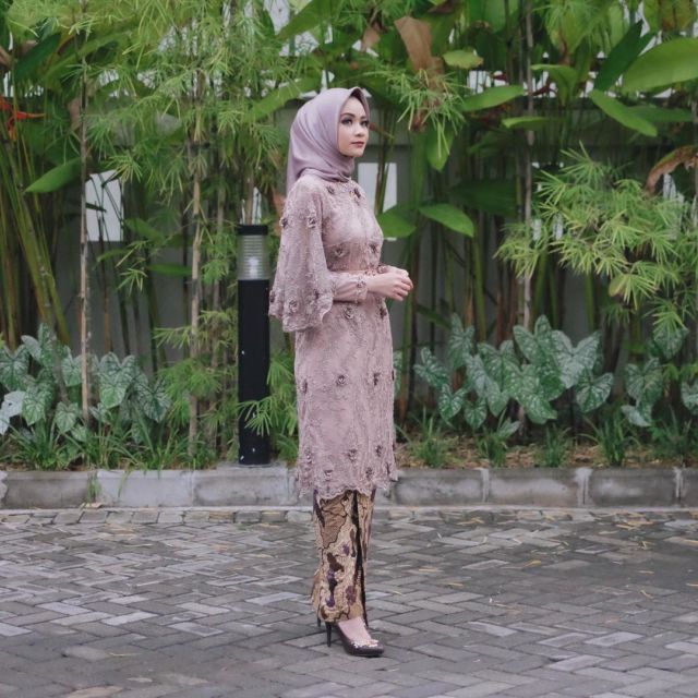 kebaya lamaran hijab modern