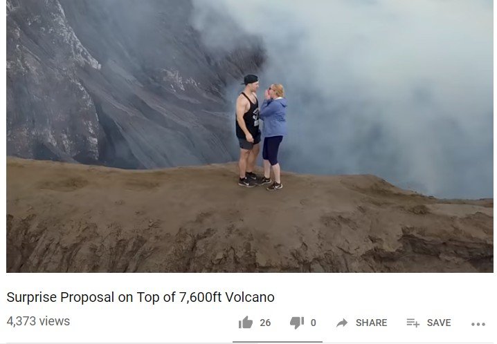 Viral! Turis Kanada Lamar Kekasih di Puncak Bromo. Bikin Deg-degan, Bahaya Nggak Coba Begini Juga?