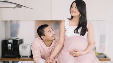 Kontraksi di Hari Ulang Tahun Pernikahan, Istri Raditya Dika Melahirkan Hari Ini. Selamat!