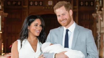 Royal Baby Sudah Diperkenalkan ke Publik, Ini Sosoknya dari Dekat. Selamat Meghan dan Harry!<amp-img src=