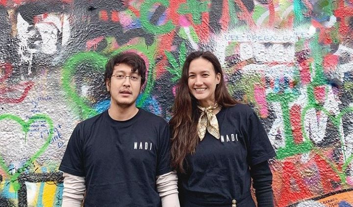 7 Artis yang Mendampingi Pasangannya Puasa Meski Beda Agama. Romantis Abis!