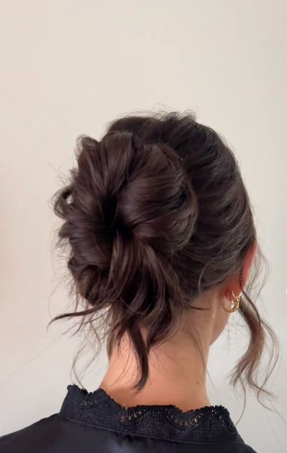 12 Gaya Rambut untuk Bridesmaid yang Elegan dan Awet Muda, Masa Nggak Mau? 21