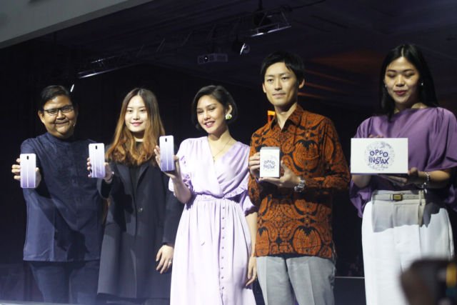 OPPO F11 Jewelry White Kolaborasi dengan Instax