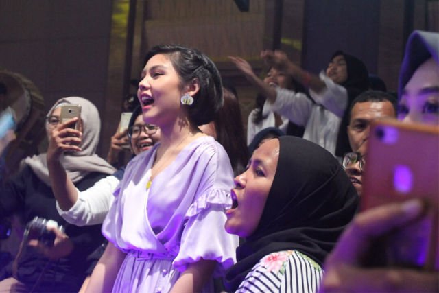 Vanessa berhasil mencuri perhatian dari bangku penonton