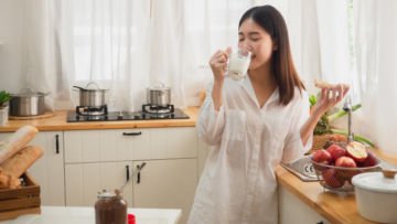 7 Manfaat Ajaib Minum Susu Sebelum Tidur Buat Orang Dewasa. Sama Sekali Nggak Bikin Gendut!