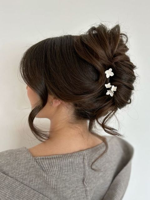 12 Gaya Rambut untuk Bridesmaid yang Elegan dan Awet Muda, Masa Nggak Mau? 18