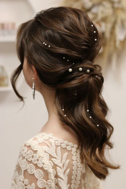 12 Gaya Rambut untuk Bridesmaid yang Elegan dan Awet Muda, Masa Nggak Mau? 23