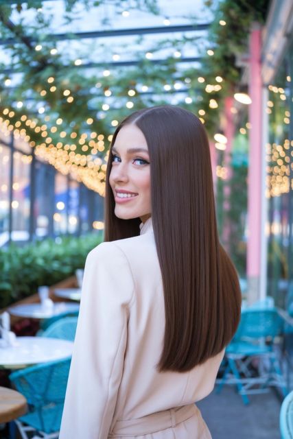 12 Gaya Rambut untuk Bridesmaid yang Elegan dan Awet Muda, Masa Nggak Mau? 17