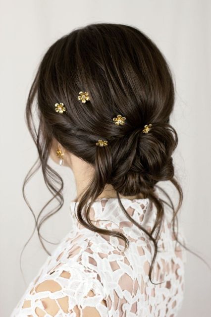 12 Gaya Rambut untuk Bridesmaid yang Elegan dan Awet Muda, Masa Nggak Mau? 20