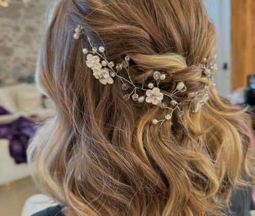 12 Gaya Rambut untuk Bridesmaid yang Elegan dan Awet Muda, Masa Nggak Mau? 16