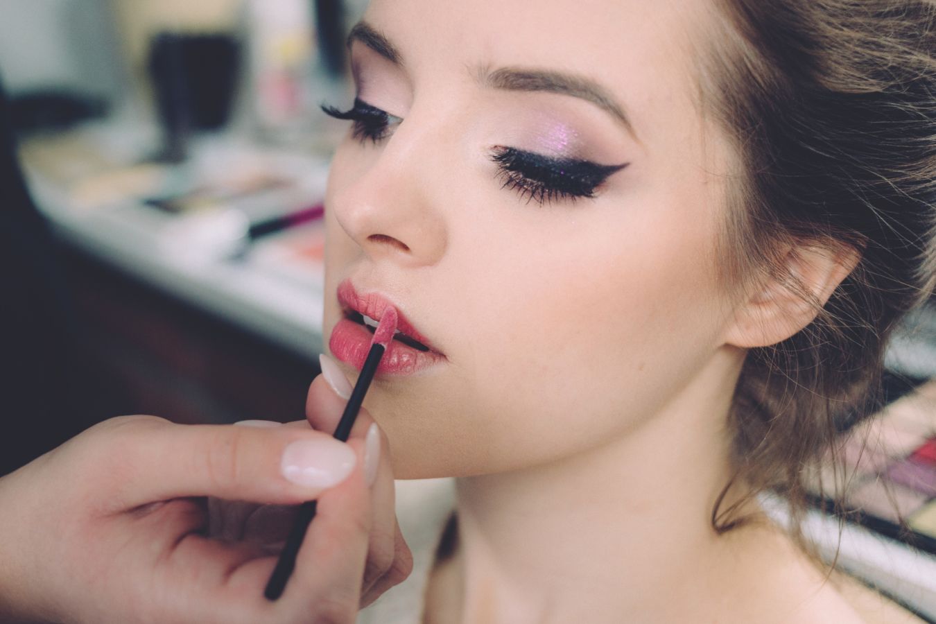 9 Aturan Umum Make-up yang Seringnya 'Didobrak' Para MUA Kondang. Hmm, Pantas Hasilnya Beda