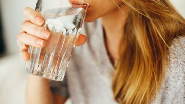 Biar Nggak Dehidrasi dan Lemes Seharian, Coba deh Terapkan Aturan Konsumsi Air Putih Ini Selama Berpuasa