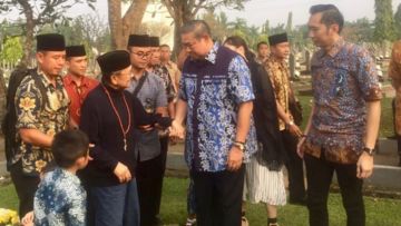 Sama-Sama Mengunjungi Makam Istri Tercinta Mereka, Pertemuan Dua Sosok Ini Bikin Publik Terharu