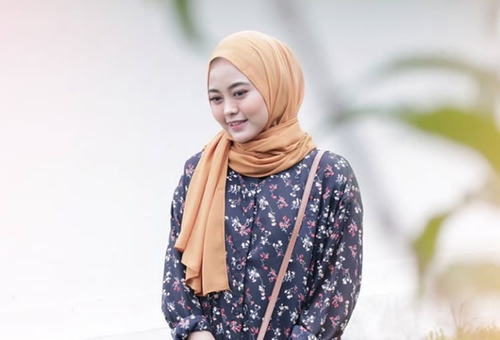 8 Cara Tepat Memadukan Pashmina Polos dan Kemeja Buat Ngampus. Dijamin Bagus!