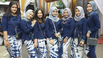 10 Ide Kebaya Modern Serba Biru Buat Wisuda Sampai Lamaran. Seger Banget Lihatnya!