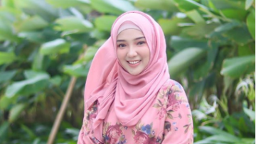 5 Trik Memadukan Hijab Pink Ala Ayu Indriati Biar Sisi Dewasamu Nggak Hilang