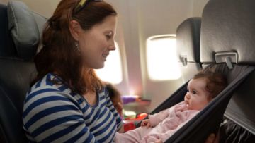 Biar Nggak Dinyinyirin Angela Gilsha, Cermati Aturan Maskapai ini Sebelum Ajak Bayi Naik Pesawat