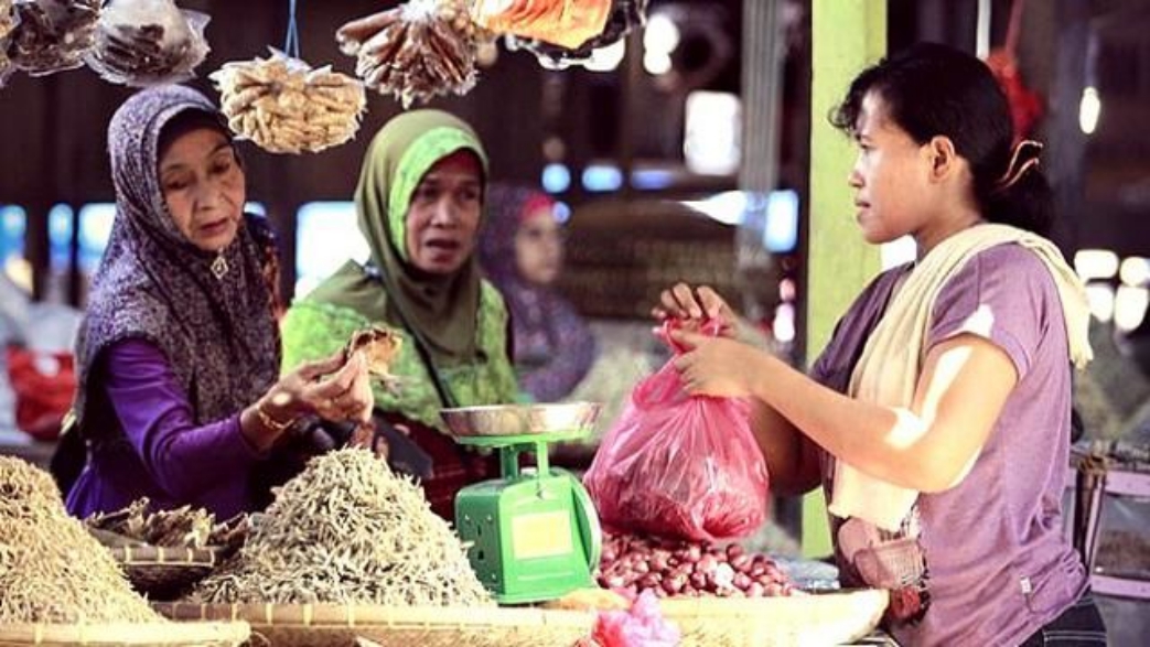 6 Prinsip Nawar ala Mak-mak yang Bikin Pedagang Luluh Hatinya. Harga Kudu Pas Sama Dompet!