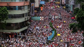 10 Potret Dramatis Aksi Protes Terbesar dalam Sejarah Hong Kong. Jalan Tol Penuh Sesak Sama Manusia
