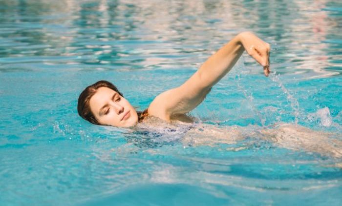 Jika Dilakukan dengan Benar Kamu Bisa Kok Berenang Saat Menstruasi. Yuk, Pahami Dulu Aturannya!