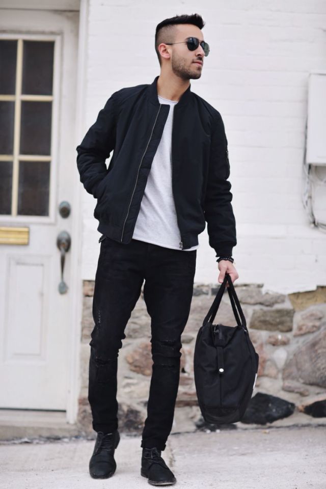 kaos putih, jaket hitam, celana jeans hitam, dan sepatu hitam 