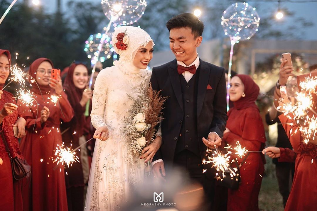 9 Detail Pernikahan Selebgram Sekaligus Hijaber Helmi Nursifah. Berkonsep Rustic yang Meriah