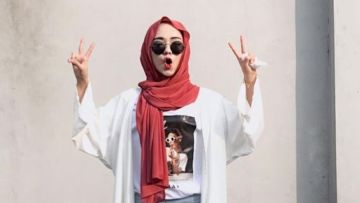 Definisi Kecantikan HQQ; Cewek Berhijab yang Pakai Kaus, Celana Jeans dan Sneakers!