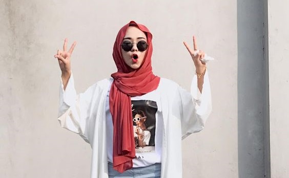 Definisi Kecantikan HQQ; Cewek Berhijab yang Pakai Kaus, Celana Jeans dan Sneakers!