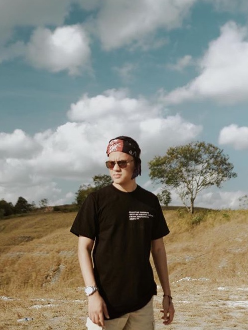 Kaos hitam ala Arief