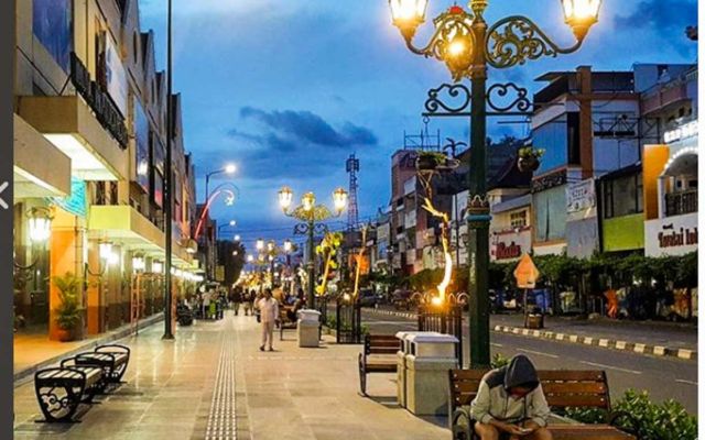 6 Rekomendasi Tempat Wisata yang Wajib Dikunjungi saat di Jogja! 1 Jalan Malioboro