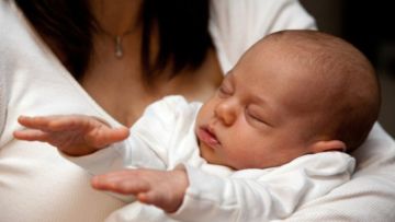 Mengenal Refleks Moro; Penyebab Bayi Baru Lahir Gampang Tersentak Kaget. Sudah Tahu Belum?
