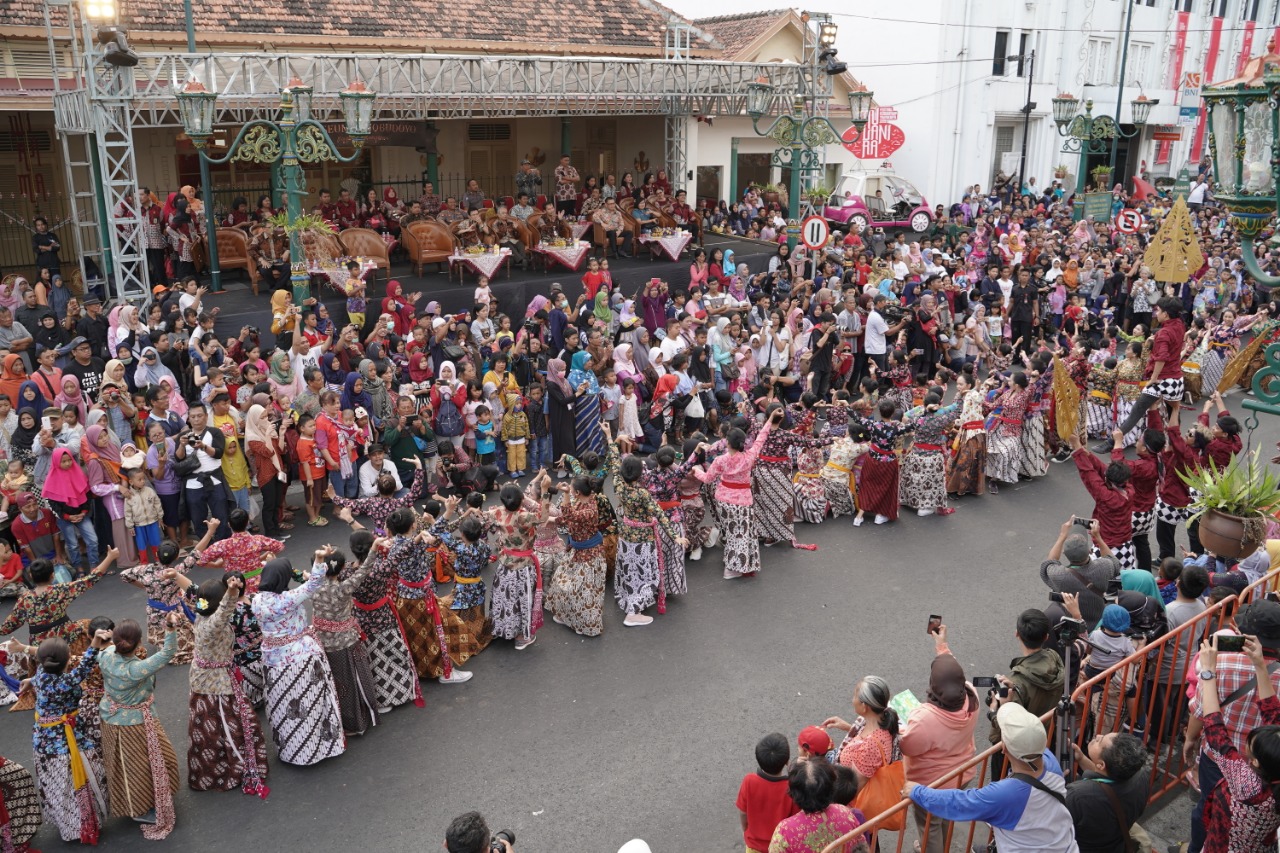 Resmi Dibuka dengan Pawai Meriah, FKY 2019 Sajikan Budaya Daerah. Ribuan Orang Padati Malioboro!