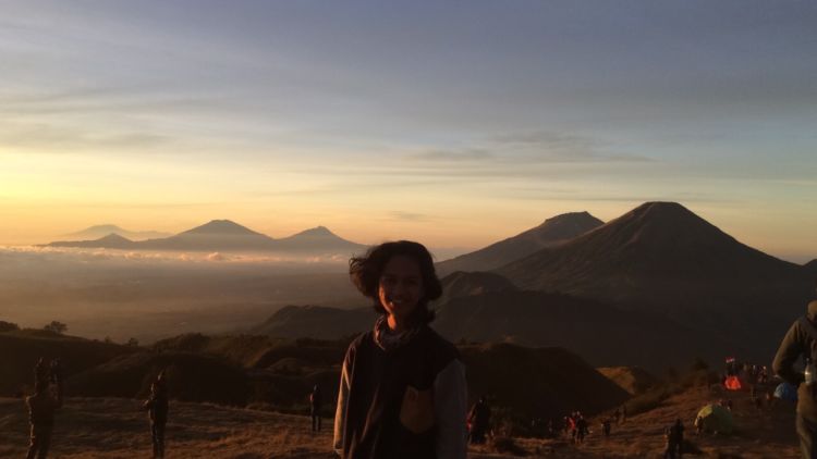 Pesona Menakjubkan Puncak Gunung Prau. Serasa Berada di Kahyangan!