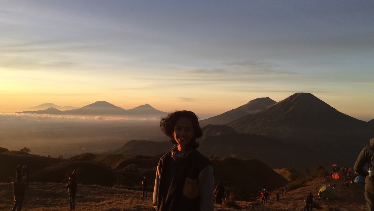 Pesona Menakjubkan Puncak Gunung Prau. Serasa Berada di Kahyangan!
