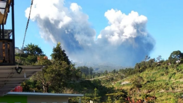 Tangkuban Parahu Erupsi Mendadak, Lakukan 5 Hal ini Saat Terjebak Bencana Gunung Meletus