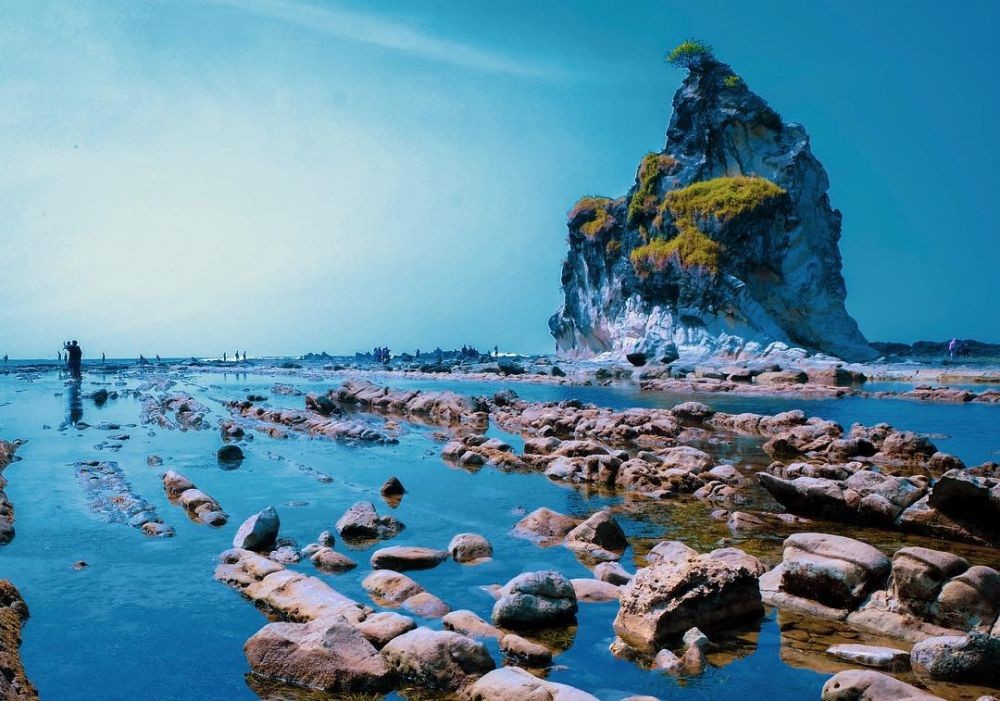 Bingung Mau Liburan Kemana? Menikmati Pesona Pantai di Desa Sawarna Yuk!