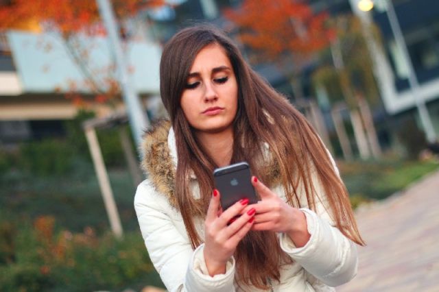 Gambar cewek pegang handphone