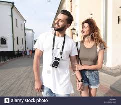 5 Hal yang Bisa Dilakukan dengan Pacar Tanpa Harus Mengeluarkan Budget Mahal di Akhir Pekan 3 walking around the city