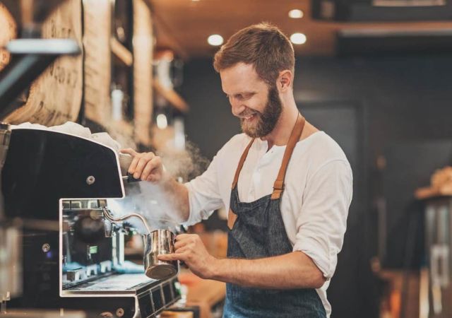 Seorang Barista yang Sedang Membuat Kopi