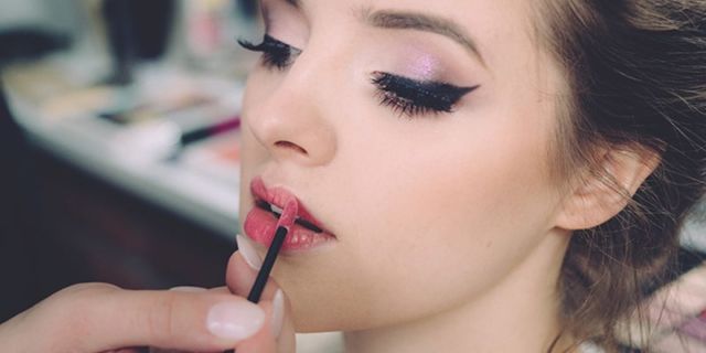 Memakai Lipstik