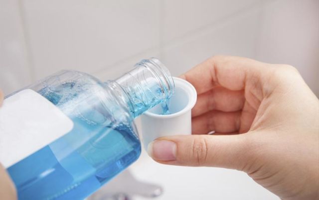 Menggunakan obat kumur
