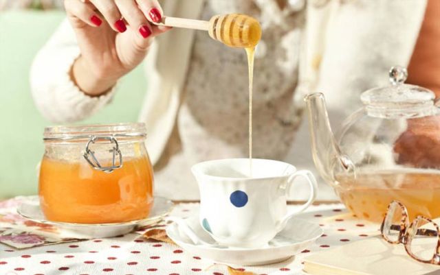 Minum teh chamomile dengan madu