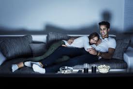 5 Hal yang Bisa Dilakukan dengan Pacar Tanpa Harus Mengeluarkan Budget Mahal di Akhir Pekan 5 watching movie