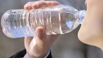 Jangan Lagi Mengisi Ulang Air Minum pada Botol Plastik Sekali Pakai, Potensi Bahayanya Banyak!