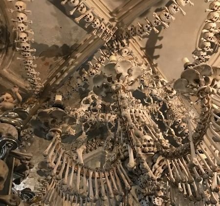 Melihat Keunikan Gereja yang Memiliki Dekorasi dari Tulang Tengkorak Manusia