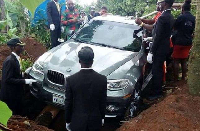 Cerita di Balik Penguburan BMW Senilai Miliaran Rupiah. Semua Berawal dari Soal Menepati Janji, Cuy!