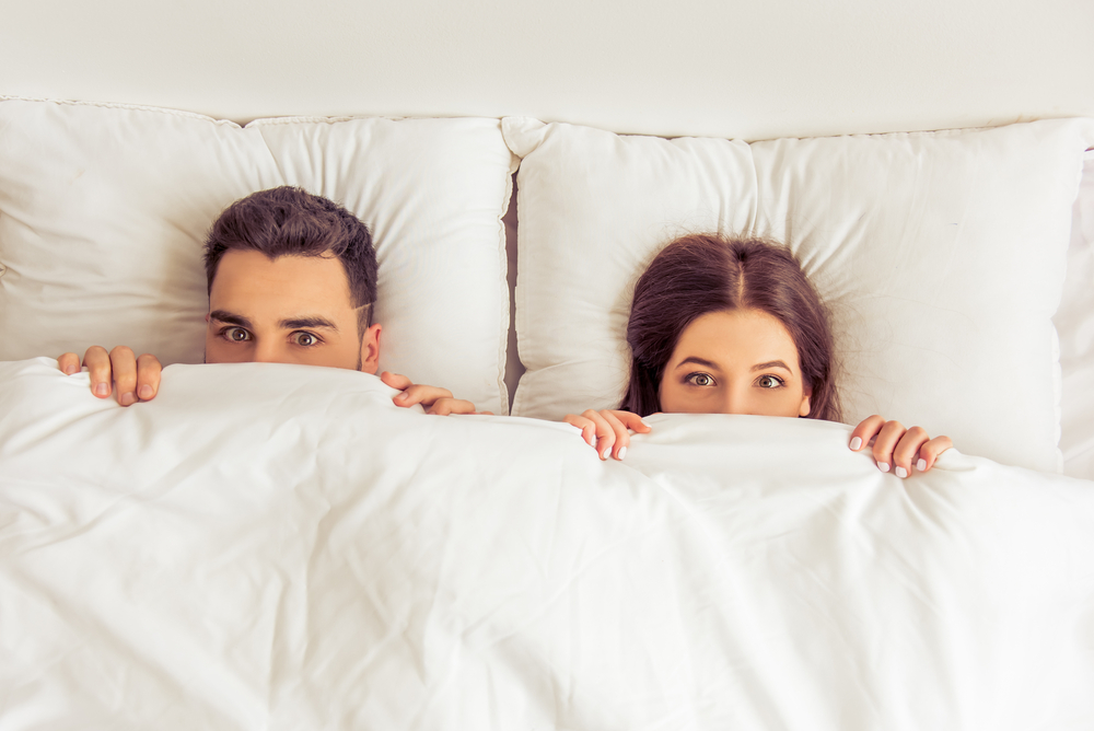 Kepergok Anak Saat Asyik Bercinta? Jangan Panik, Lakukan Hal Penting Ini Segera!